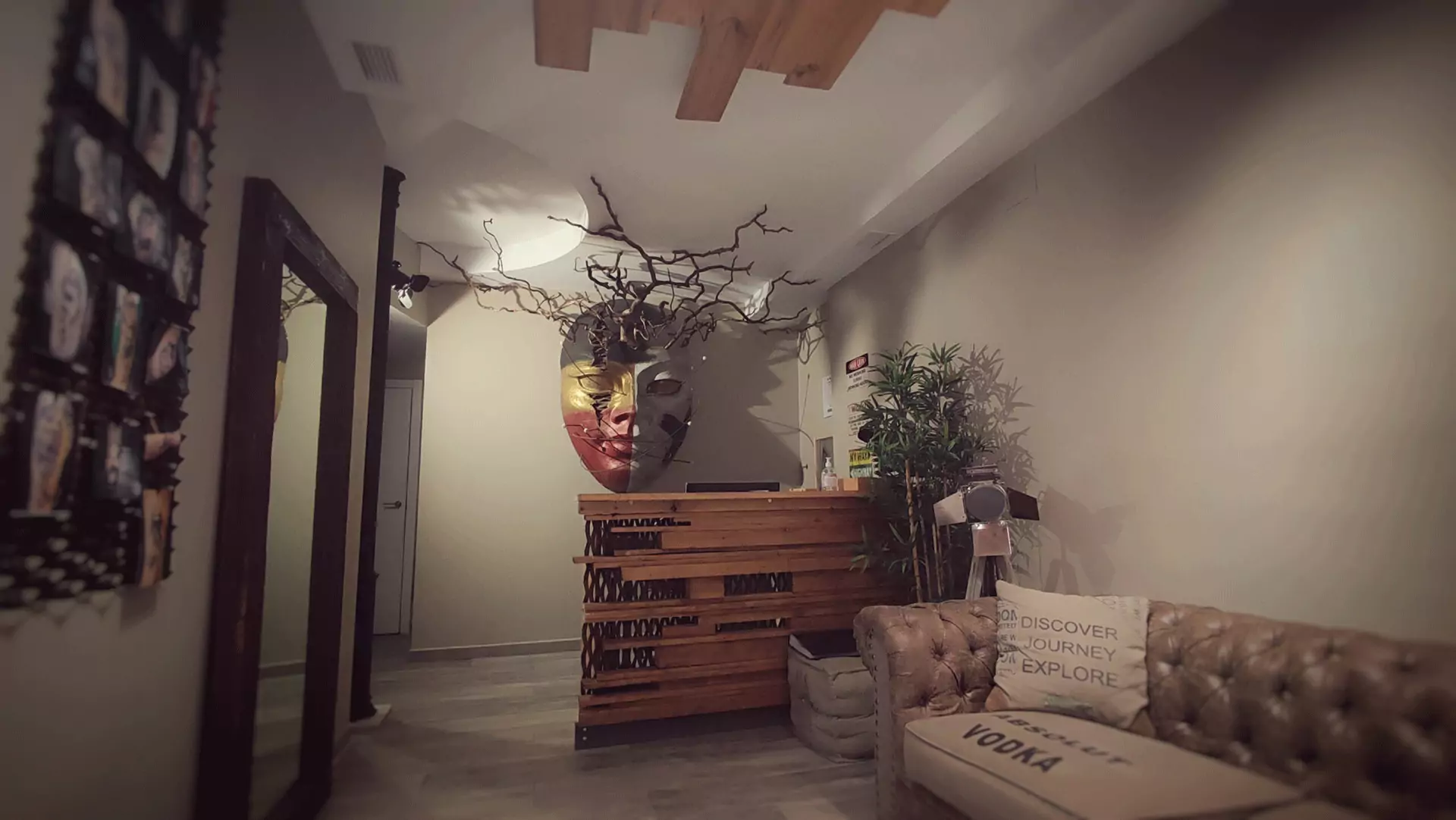 Recepción del local de tatuajes Cuantosumatrece en Badajoz